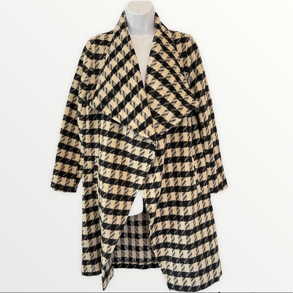 BB Dakota Houndstooth Drape Coat
BB DAKOTA BY STEVE MADDEN - Picture 4 of 9